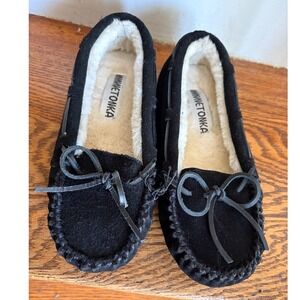 Minnetonka Cally Black Suede Moccasin Slippers Faux Fur‎ Lined 5M